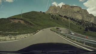 汽车行驶在欧洲阿尔卑斯山的白云石上视频素材模板下载