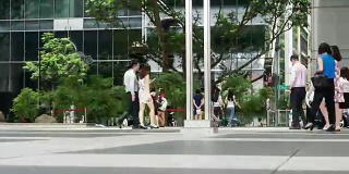 一群商务人士在新加坡中央商务区来回走动