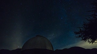 天文观测站在夜晚-星星移动在背景上视频素材模板下载