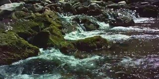 山河流经岩石