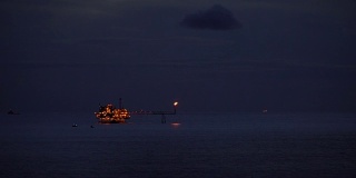 在海洋石油和天然气开采平台的夜间时间