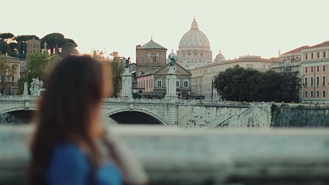 罗马和圣彼得圆顶的女游客