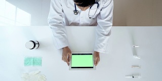 卫生保健工作者与平板绿色屏幕