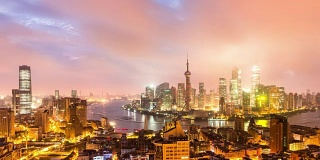 上海的城市景观和天际线在日出的云天空。间隔拍摄