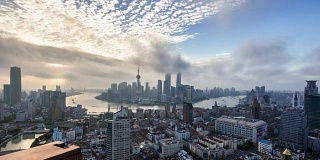 上海的城市景观和天际线在日出的云天空。间隔拍摄