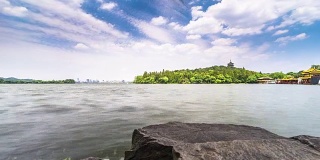 杭州雷峰塔位于西湖湖畔。间隔拍摄