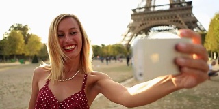 巴黎一白人女性用手机自拍