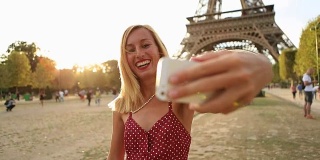 迷人的年轻女子在巴黎自拍
