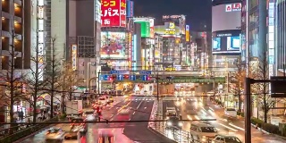 延时:东京新宿的夜晚，行人拥挤不堪