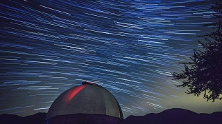 天文观测站在夜晚-星星移动在背景上视频素材模板下载