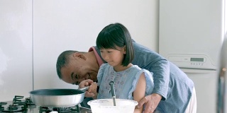 小女孩和她的爷爷一起做饭