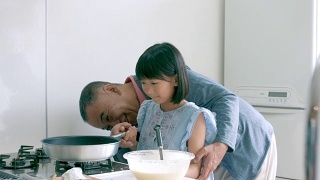 小女孩和她的爷爷一起做饭视频素材模板下载