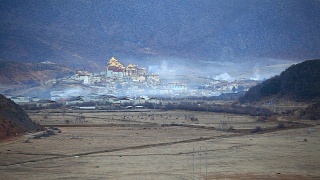 中国云南香格里拉镇的松赞林寺视频素材模板下载