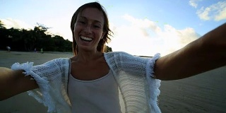 日落时分沙滩上年轻女子的自画像