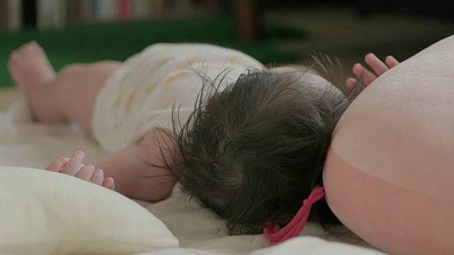日本婴儿在睡觉时翻身。