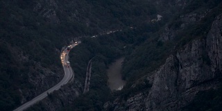 汽车在晚上穿过峡谷