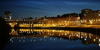 夜间的城市运河