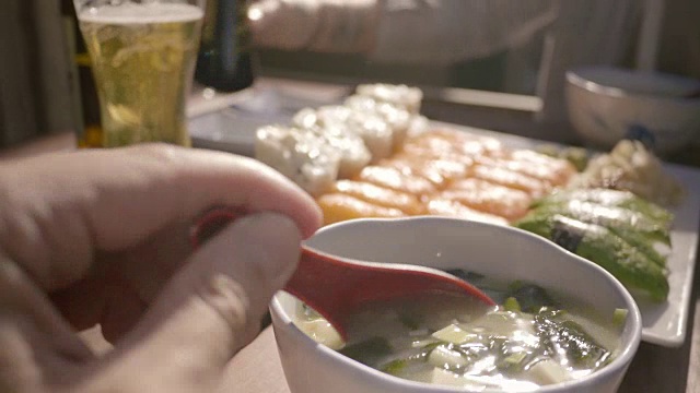 在寿司晚餐中搅拌味噌汤