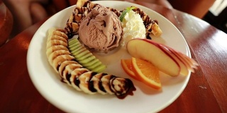 华夫饼配冰淇淋和水果。