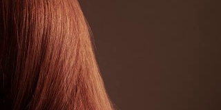漂亮的红发女孩甩动着她的长发
