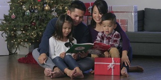 圣诞节和家人一起读书