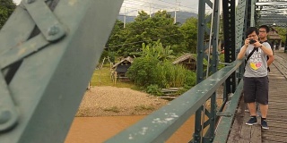 摇摄:用相机拍摄木桥和古典桥