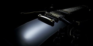 黑色背景上的电吉他。跟踪拍摄