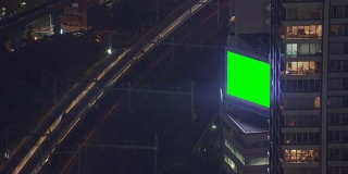 火车站附近的绿屏广告牌