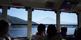 富士山附近公共汽车上的乘客