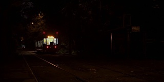 晚上有轨电车离开车站