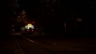 晚上有轨电车离开车站视频素材模板下载