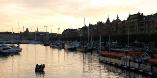 黄昏时分的斯德哥尔摩运河
