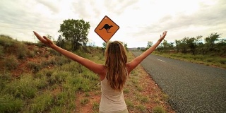 哦吼!在澳大利亚，女孩张开双臂