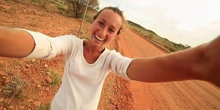 澳大利亚一名年轻女子站在袋鼠标志附近的自拍