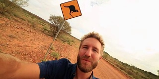 澳大利亚一名年轻男子站在袋鼠十字路口附近的自拍