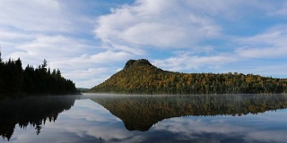 加拿大魁北克省森林自然中的秋湖时间流逝