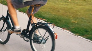 自行车在公园视频素材模板下载