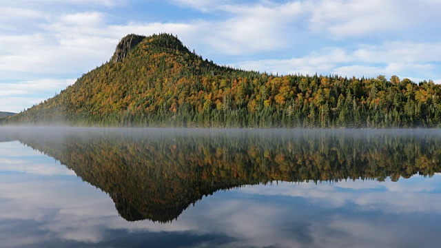 加拿大魁北克省的自然森林秋湖