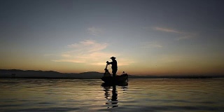 亚洲渔民在湖边钓鱼