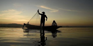 亚洲渔民在湖边钓鱼