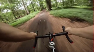 在森林里骑十字自行车视频素材模板下载