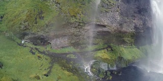冰岛的景观。Skogar瀑布。阳光会产生透镜光晕