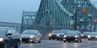 流动的交通在蒙特利尔雅克-卡地亚大桥在黎明缩小版本高清