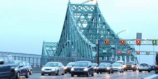 黎明时分，蒙特利尔雅克-卡地亚大桥上的车流