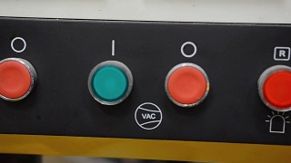 摇盘:挤出机控制台上的红色和蓝色按钮视频素材模板下载