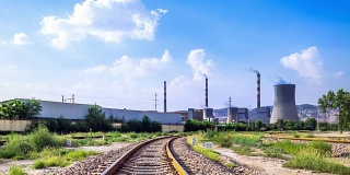 铁路附近的现代发电厂