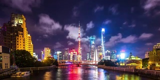 照亮东方明珠大厦及上海的现代建筑。间隔拍摄