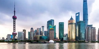 著名的东方明珠大厦和上海的现代建筑在暮色中。间隔拍摄