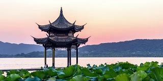 杭州西湖的古建筑。时间从早到晚