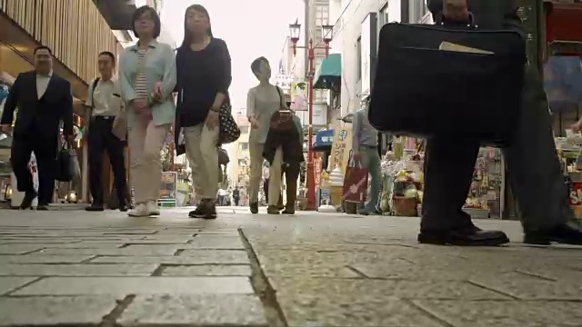 街头朋友购物，人行道市场，日本。